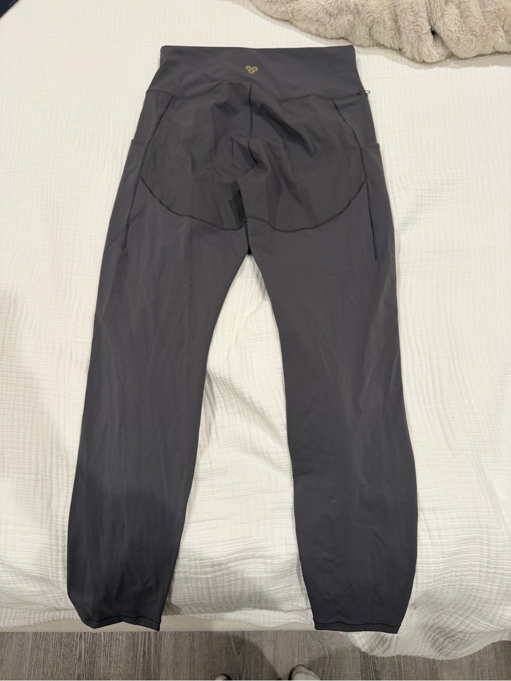 Aritzia GOLDEN Grey Leggings with pockets - Picture 3 of 3